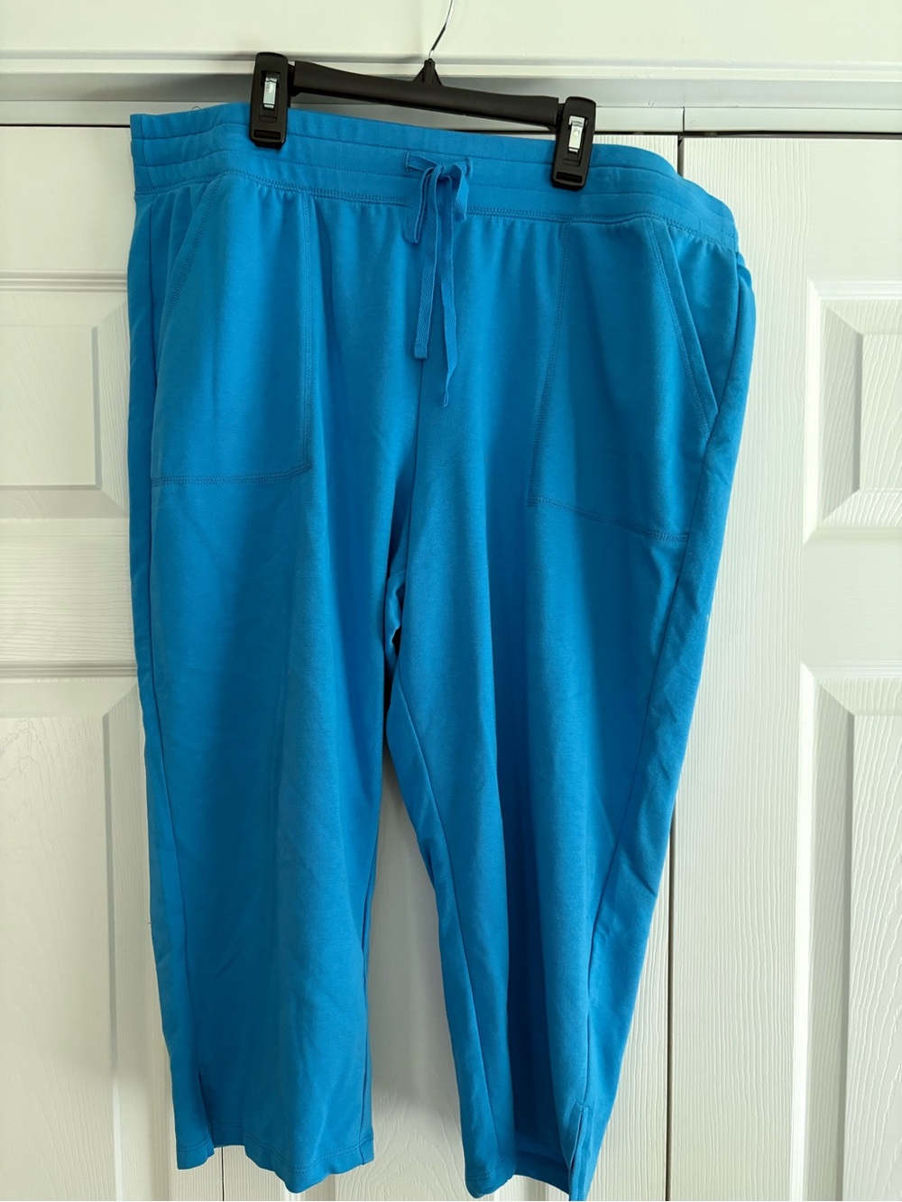 St John’s Bay Women's Capri French Terry Pants.  Size Petite XL. NWT.
